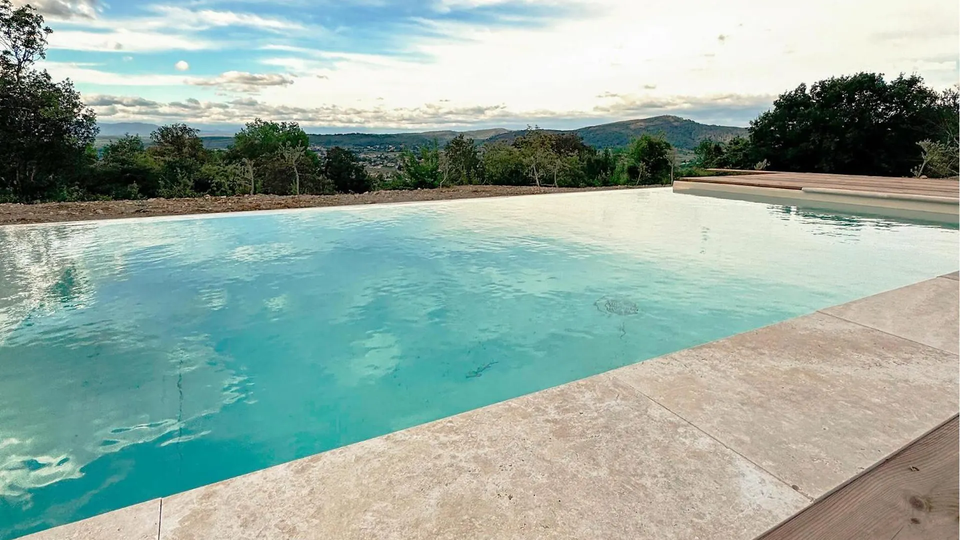 Dom wakacyjny Awesome Home In Salavas With House A Mountain View